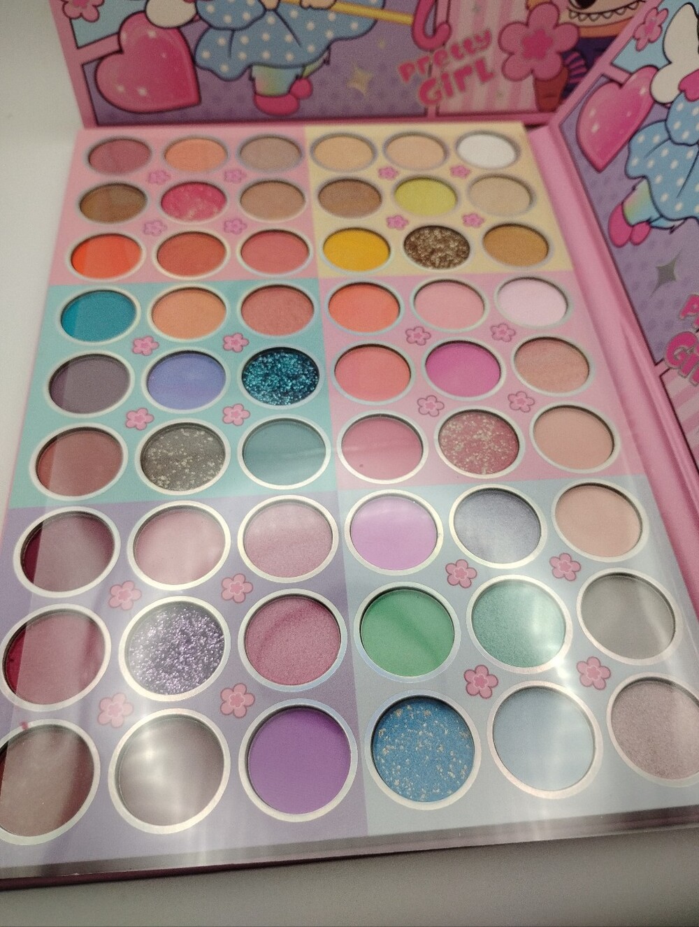 🆕 1 Labubu Beautiful 54 Color Eyeshadow Palette & 8 Labubu Lip Glosses - Picture 8 of 11